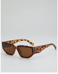 Détail de lunettes de soleil œil-de-chat rétro avec monture écaille et verres bruns