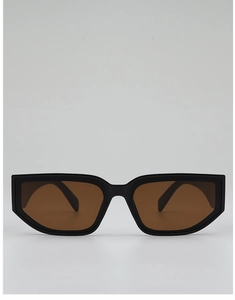 Gros plan sur des lunettes de soleil œil-de-chat rétro avec monture noire et verres bruns