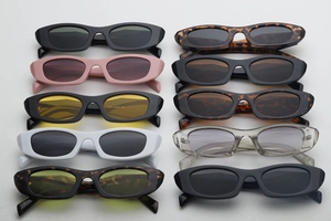 Vue à plat de lunettes de soleil ovales rétro aux couleurs vives et montures écaillées