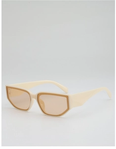 Détail de lunettes de soleil rectangulaires crème avec verres orange clair style rétro