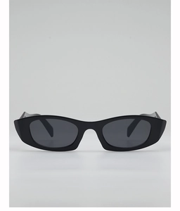 Vue frontale de lunettes de soleil rectangulaires noires étroites au style rétro