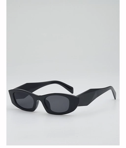 Détail de lunettes de soleil ovales noires rétro avec larges branches géométriques