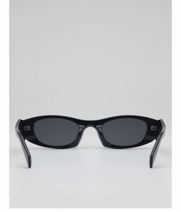 Détail de lunettes de soleil vintage à monture étroite noire avec verres fumés gris