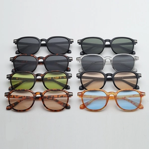 Vue détaillée de lunettes de soleil vintage à monture ronde en plusieurs coloris