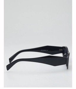 Détail des branches larges noires irrégulières de ces lunettes de soleil tendance 5776