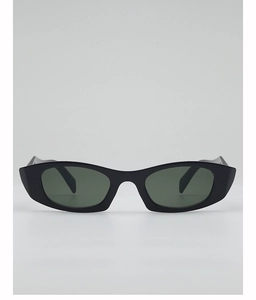 Gros plan de lunettes de soleil ovales noires avec verres foncés sur fond blanc neutre