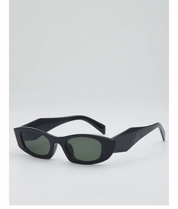 Gros plan sur les lunettes de soleil géométriques noires avec des branches larges