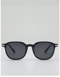 Vue de face de lunettes de soleil noires à monture complète avec détails en métal argenté