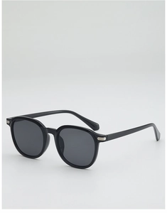 Détail de lunettes de soleil rétro à monture noire avec accents métalliques argentés