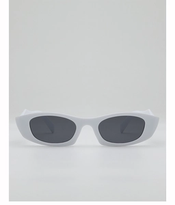 Gros plan frontal de lunettes de soleil œil de chat blanches rétro avec monture épaisse