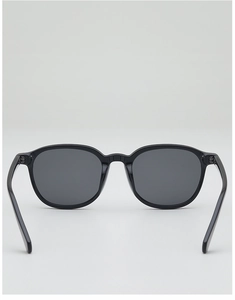 Vue détaillée de la monture noire et des verres gris foncé des lunettes de soleil rétro