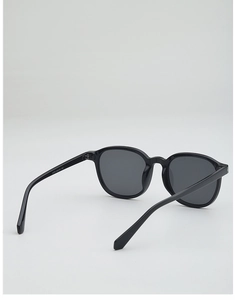 Détail de lunettes de soleil noires rondes montrant le numéro de modèle 3270 54018-145