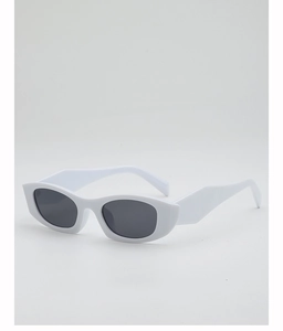 Détail de lunettes de soleil ovales blanches à monture épaisse et branches larges