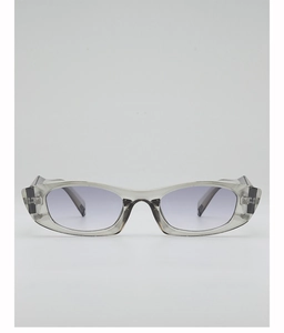 Détail de lunettes de soleil rectangulaires gris translucide avec verres dégradés violets