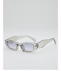Gros plan de lunettes de soleil ovales rétro avec branches larges et verres dégradés