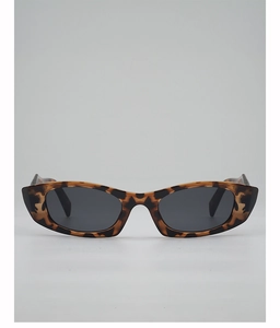 Gros plan sur des lunettes de soleil léopard rétro avec branches épaisses et verres gris