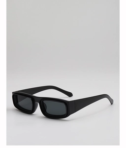 Détail de lunettes de soleil rectangulaires noires à branches larges et verres gris foncé