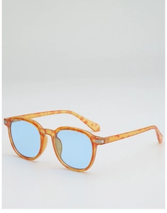 Détail des lunettes de soleil en écaille avec verres bleu clair et charnière en argent