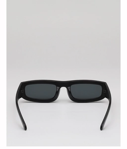 Gros plan sur des lunettes de soleil rectangulaires noir mat avec verres foncés sur fond gris