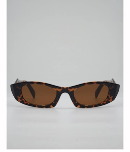 Détail de lunettes de soleil rectangulaires rétro en écaille avec des verres marron