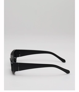 Vue latérale de lunettes de soleil rectangulaires noires tendance avec cadre mat