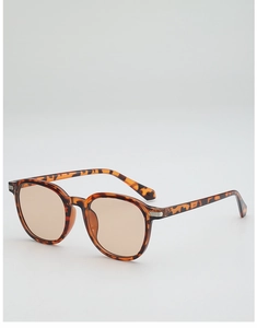 Détail de lunettes de soleil rondes rétro écaille de tortue avec des verres marron