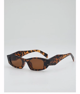 Gros plan de lunettes de soleil rétro en écaille avec verres bruns et monture large