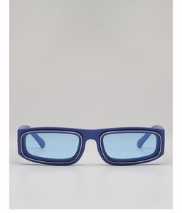 Détail des lunettes de soleil rectangulaires bleues avec bordure intérieure en argent