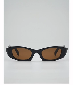 Vue frontale de lunettes de soleil rétro à monture noire large et verres marron chic