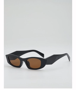 Détail de profil des lunettes de soleil rétro noires à branches larges et verres ambrés