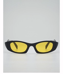 Gros plan de lunettes de soleil rétro à monture noire et verres jaune vif