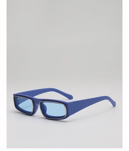 Vue détaillée de lunettes de soleil rectangulaires bleu mat avec inserts métalliques