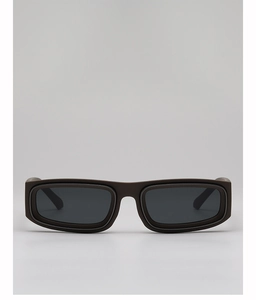 Détail de lunettes de soleil rectangulaires marron foncé avec monture plate et verres