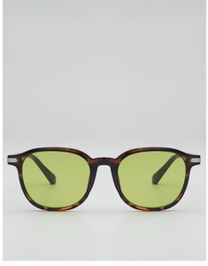 Détail de lunettes de soleil rondes écaillées avec verres verts et charnières argentées