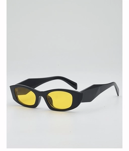 Détail de lunettes de soleil ovales rétro avec monture noire et verres jaunes