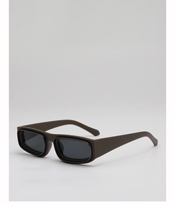 Détail de lunettes de soleil rectangulaires marron mat avec des verres noirs foncés
