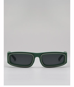 Détail de lunettes de soleil rectangulaires vert forêt avec bordure argentée et verres gris