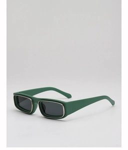 Gros plan de lunettes de soleil rectangulaires vert foncé mat avec bordure en argent