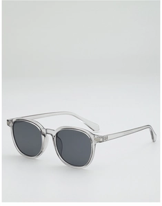 Détail d'une monture de lunettes de soleil gris transparent avec spécifications internes