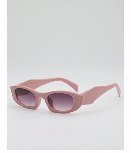 Détail de lunettes de soleil à monture rose épaisse avec verres dégradés violets et branches