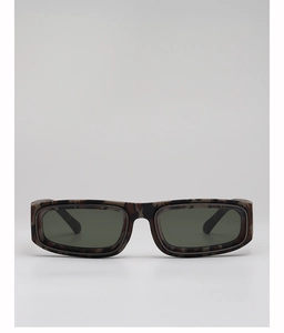 Détail de lunettes de soleil carrées camouflage avec verres vert foncé