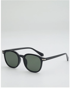 Détail de lunettes de soleil noires rondes avec accents rectangulaires en métal argenté