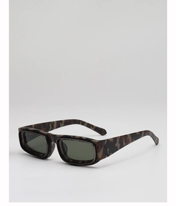 Détail de lunettes de soleil carrées avec monture camouflage et verres teintés foncés
