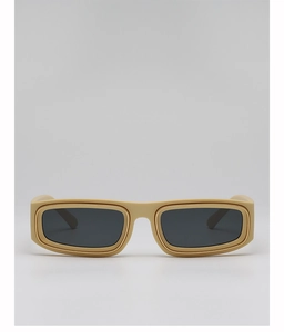 Gros plan de lunettes de soleil rectangulaires crème avec verres gris foncés style Y2K