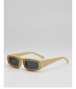 Détail de lunettes de soleil rectangulaires crème avec touches dorées et verres gris foncé