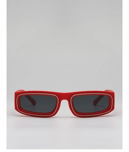 Détail de lunettes de soleil rectangulaires rouges avec fil métallique argenté inséré