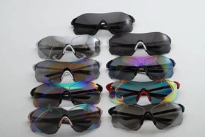 Plusieurs lunettes de soleil de sport colorées pour le cyclisme et la course à pied