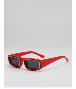 Détail de lunettes de soleil rouges rectangulaires avec monture en métal argenté et verres gris