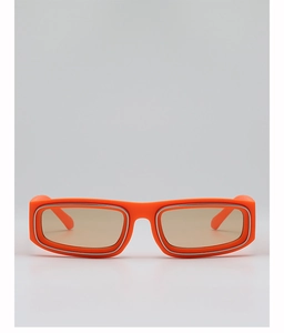 Gros plan sur les lunettes de soleil carrées orange vif avec monture métallique fine