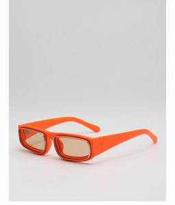 Détail de lunettes de soleil rectangulaires orange avec insert métallique argenté et verres teintés